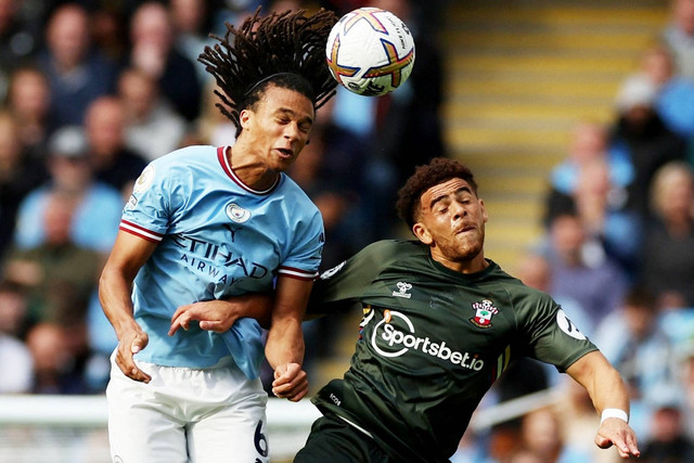 Pemain Manchester City Nathan Ake beraksi dengan pemain Southampton Che Adams di Stadion Etihad, Manchester, Inggris, Sabtu (8/10/2022). Foto: Phil Noble/REUTERS