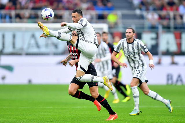 Pemain Juventus Filip Kostic beraksi saat hadapi AC Milan di Stadion San Siro, Milan, Italia, Sabtu (8/10/2022). Foto: Daniele Mascolo/REUTERS