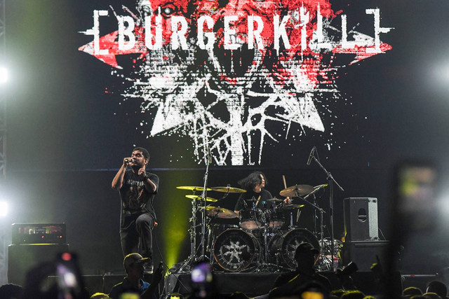 Vokalis grup band Burgerkill Ronald Alexander tampil pada hari kedua Synchronize Fest 2022 di Gambir Expo Kemayoran, Jakarta, Sabtu (8/10/2022). Foto: Hafidz Mubarak A/ANTARA FOTO