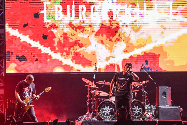Vokalis grup band Burgerkill Ronald Alexander tampil pada hari kedua Synchronize Fest 2022 di Gambir Expo Kemayoran, Jakarta, Sabtu (8/10/2022). Foto: Hafidz Mubarak A/ANTARA FOTO