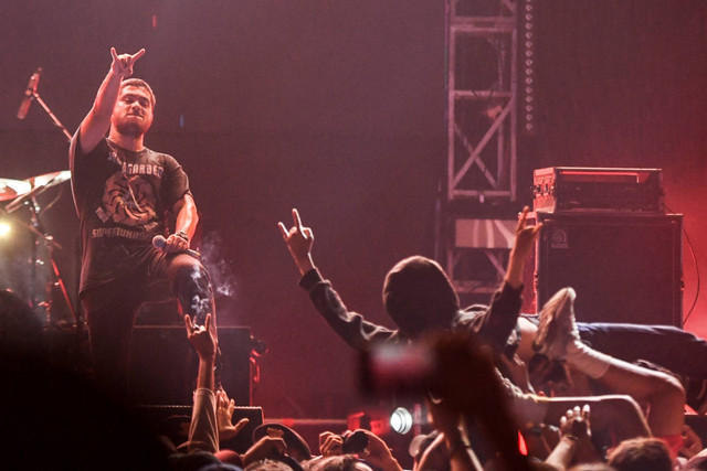 Vokalis grup band Burgerkill Ronald Alexander tampil pada hari kedua Synchronize Fest 2022 di Gambir Expo Kemayoran, Jakarta, Sabtu (8/10/2022). Foto: Hafidz Mubarak A/ANTARA FOTO