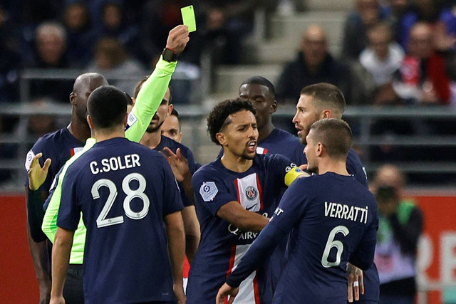 Pemain Paris St Germain Marco Verratti ditunjukkan kartu kuning oleh wasit Pierre Gaillouste di Stade Auguste -Delaune, Reims, Prancis, Sabtu (9/10/2022). Foto: Pascal Rossignol/REUTERS
