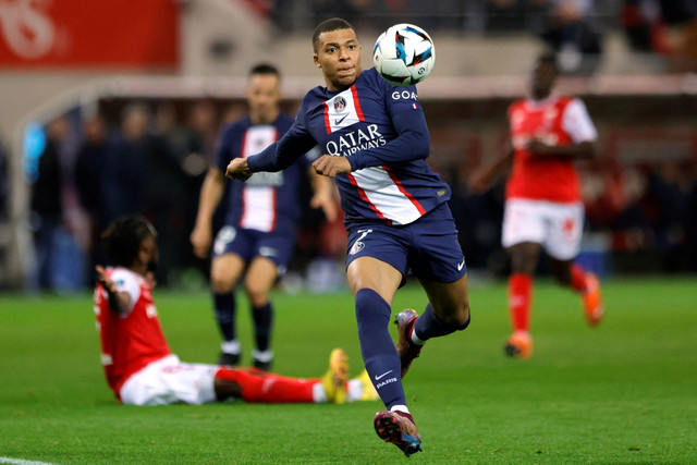 Pemain Paris St Germain Kylian Mbappe beraksi saat hadapi Stade de Reims di Stade Auguste -Delaune, Reims, Prancis, Sabtu (9/10/2022). Foto: Pascal Rossignol/REUTERS