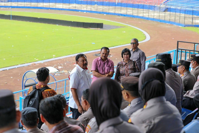 Tim TGIPF lakukan pemeriksaan di Stadion Kanjuruhan, Malang, Jawa Timur. Foto: Humas Kemenko Polhukam