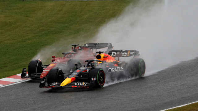 Pembalap Ferrari Charles Leclerc dan Pembalap Red Bull Max Verstappen saat balapan F1 Grand Prix Jepang di Sirkuit Suzuka, Suzuka, Jepang, Minggu (9/10/2022). Foto: Issei Kato/Reuters