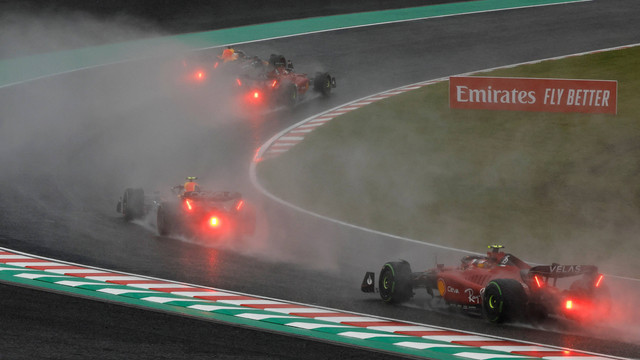 Suasana balapan F1 Grand Prix Jepang saat cuaca buruk di Sirkuit Suzuka, Suzuka, Jepang, Minggu (9/10/2022). Foto: Issei Kato/Reuters