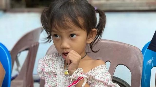 Emmy, tiga tahun, adalah satu-satunya anak yang selamat dalam pembunuhan massal di sebuah PAUD di Thailand.
