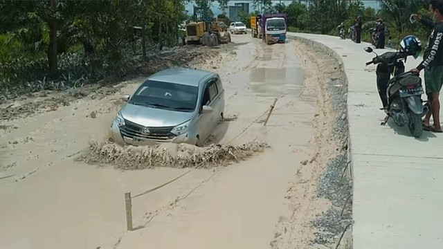 Titik terparah kerusakan berada di kilometer 2 Jalan Pangkalan Bun-Kolam. Anggota DPRD Kobar meminta dinas terkait maupun kontraktor melakukan penimbunan kubangan lumpur dengan batu koral. Foto: IST/InfoPBUN