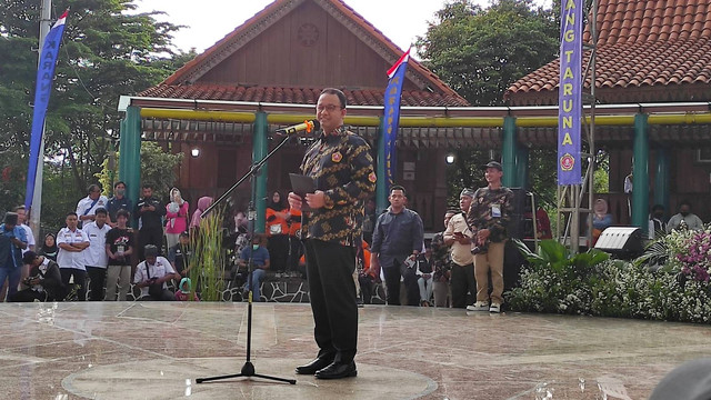 Gubernur DKI Jakarta, Anies Baswedan mengisi sambutan dalam acara Bulan Bakti Karang Taruna sekaligus memperingati HUT ke-62 Karang Taruna di Setu Babakan, Jakarta, Minggu (9/10/2022). Foto: Zamachsyari/Kumparan