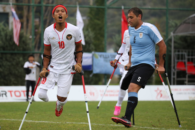 Pesepak bola Tim Nasional Amputasi Indonesia (Garuda Inaf) Muhammad Shiddiq Bahiri (kiri) berselebrasi usai membobol gawang Tim Nasional Amputasi Uruguay di Stadion Turkey Football Federation, Riva, Turki, Minggu (9/10/2022). Foto: Dharma Wijayanto/ANTARA FOTO