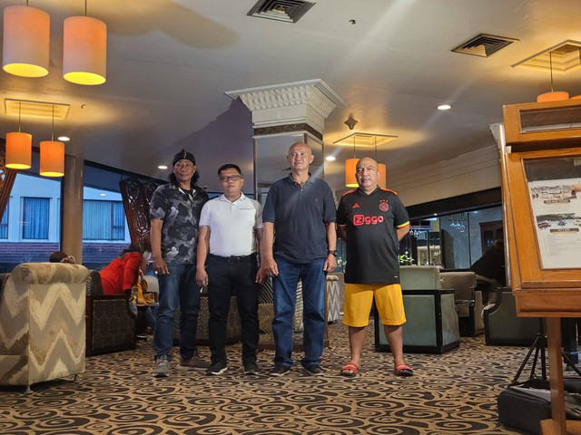 Mantan kiper Persib, Sobur (kedua dari kanan). Foto: Istimewa