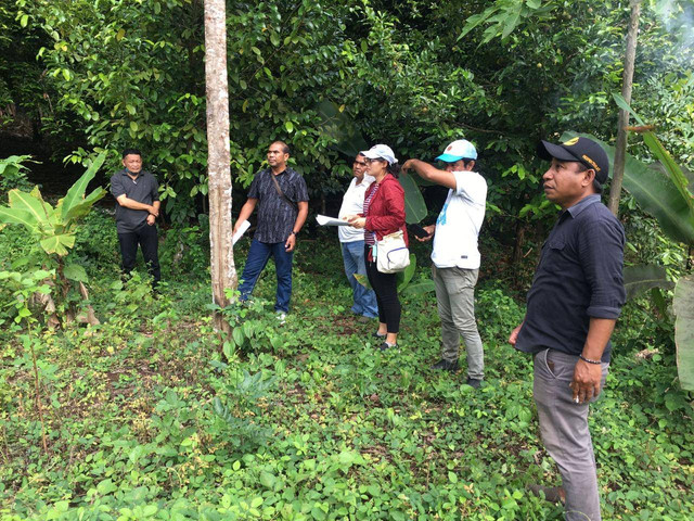 Dinas Perumahan dan Permukiman Kota Ternate mendampingi Badan Pengawasan Keuangan dan Pembangunan Maluku Utara mengecek lahan yang akan dihibahkan ke Universitas Khairun Ternate. Foto: Istimewa