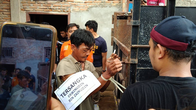 Tersangka pembunuhan satu keluarga di Waykanan, Lampung. | Foto: Bella Sardio /Lampung Geh