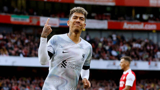 Pemain Liverpool Roberto Firmino merayakan mencetak gol kedua mereka saat hadapi Arsenal di Stadion Emirates, London, Inggris, Minggu (9/10/2022). Foto: David Klein/REUTERS