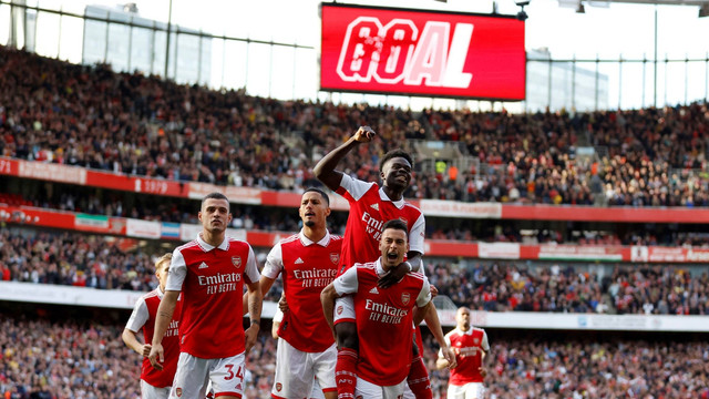 Pemain Arsenal Gabriel Martinelli merayakan mencetak gol pertama mereka dengan Takehiro Tomiyasu, Granit Xhaka, William Saliba dan Bukayo Saka di Stadion Emirates, London, Inggris, Minggu (9/10/2022). Foto: Action Images via Reuters/Peter Cziborra