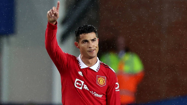 Pemain Manchester United Cristiano Ronaldo merayakan gol kedua mereka saat hadapi Everton di Goodison Park, Liverpool, Inggris, Minggu (9/10/2022). Foto: Phil Noble/REUTERS