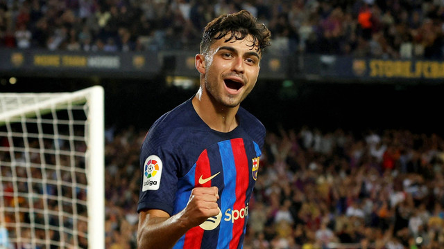 Pemain FC Barcelona Pedri merayakan gol pertama mereka saat hadapi Celta Vigo di Stadion Camp Nou, Barcelona, Spanyol, Minggu (9/10/2022). Foto: Albert Gea/REUTERS