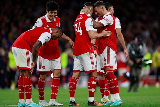 Pemain Arsenal Ben White, Granit Xhaka, Gabriel dan Takehiro Tomiyasu merayakan setelah pertandingan di Stadion Emirates, London, Inggris, Minggu (9/10/2022). Foto: Action Images via Reuters/Peter Cziborra