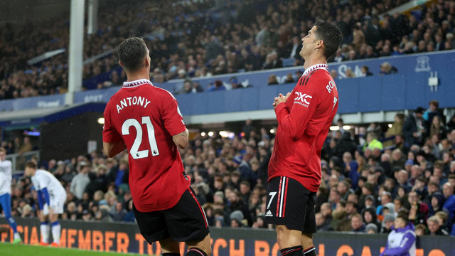 Pemain Manchester United Cristiano Ronaldo merayakan mencetak gol kedua mereka dengan Antony saat hadapi Everton di Goodison Park, Liverpool, Inggris, Minggu (9/10/2022). Foto: Action Images via Reuters/Carl Recine
