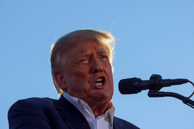 Mantan Presiden AS Donald Trump berbicara dalam rapat umum menjelang pemilihan paruh waktu, di Mesa, Arizona, AS, Minggu (9/10/2022). Foto: Brian Snyder/REUTERS