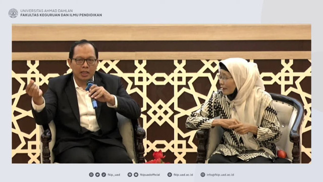 Muhammad Syuti, M.Pd., M.Ed., Ph.D., (kiri) Dekan FKIP Universitas Ahmad Dahlan (UAD) pada acara Orientasi Mahasiswa Baru PPG Prajabatan (Foto: Farida)