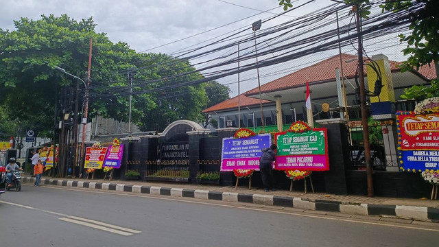 Muncul karangan bunga dukungan untuk Bharada E di PN Jaksel, Senin (10/10/2022). Foto: Hedi/Kumparan