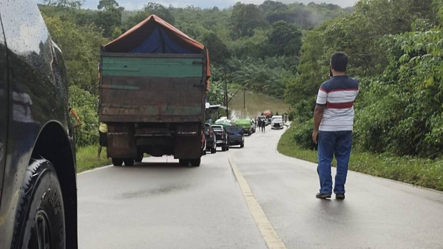 Kelima ruas jalan di wilayah Kalteng yang terdampak banjir di antaranya Kudangan, Delang, Lopus, Sepoyu dan Sungai Tuat. Nampak pengguna jalan mengabadikan banjir dengan kamera ponselnya. Foto: IST/InfoPBUN