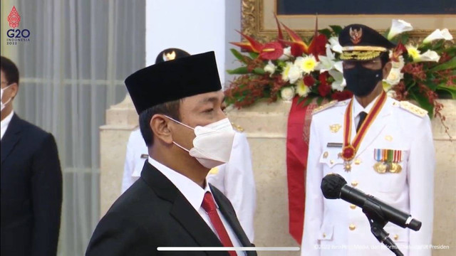 Jokowi lantik Hendrar Prihadi sebagai Kepala LKPP 2022-2027 di Istana Kepresidenan Jakarta. Foto: Youtube/Sekretariat Presiden