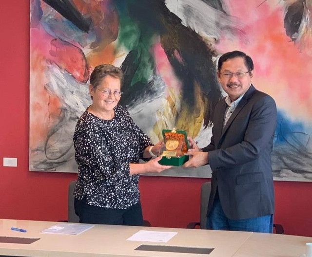 Penandatanganan MoU Dekan FK UnairProf. Dr. Budi Santoso, dr., Sp.OG., Subs. F.E.R, dengan Dekan FK Maastricht University, Prof dr Annemie Schols. Foto: Humas FK Unair