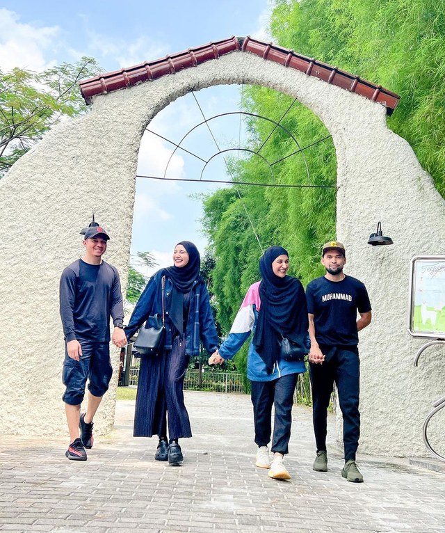 Keluarga Shireen Sungkar dan Zaskia Sungkar. Foto: Instagram/shireensungkar