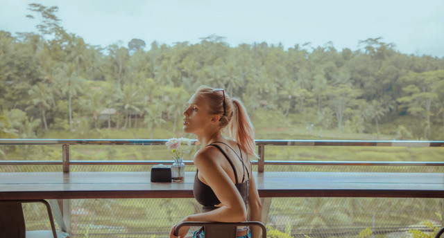 Ilustrasi Tempat Makan di Semarang View Bagus. Foto: Unsplash/alma.