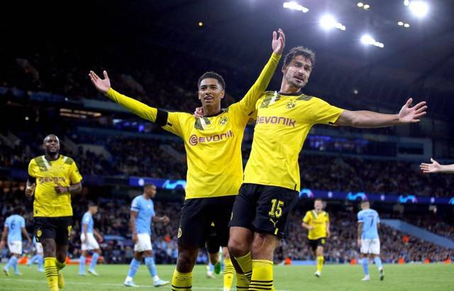Selebrasi pemain Borussia Dortmund usai mencetak gol ke gawang Manchester City pada pertandingan Grup G Liga Champions di Stadion Etihad, Manchester, Inggris. Foto: Craig Brough/REUTERS