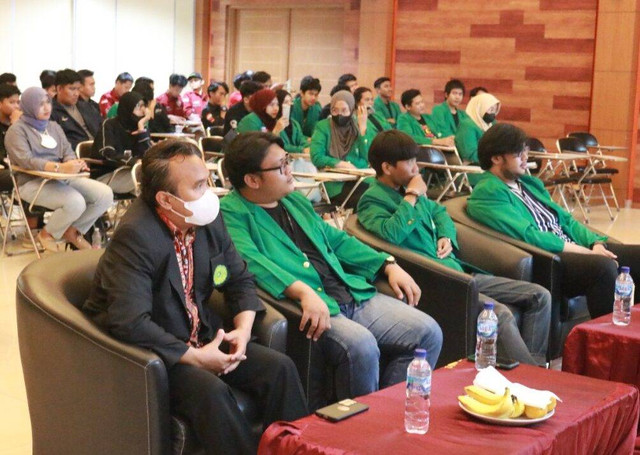 Irfan Purnawan, S.T., M.Cheng.Eng., Ricardo Pratama, Ibrahim Septiani, Iqbal Alamsyah dan peserta Semarak Festival Teknik, pada Rabu (28/09).
