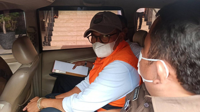 Ketua KONI Kampar, Surya Darmawan, di Kejaksaan Tinggi (Kejati) Riau usai menyerahkan diri. (DEFRI CANDRA/SELASAR RIAU)