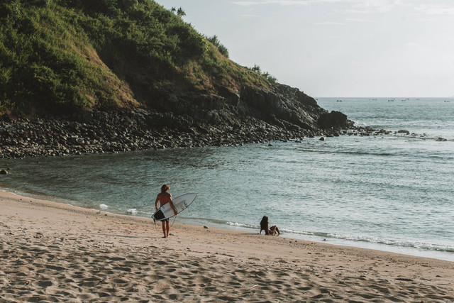 Foto Pantai. Foto oleh Yusuf Zidan Nasutiokan n dari Pexels.