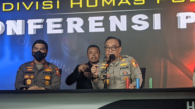 Kadiv Humas Polri Irjen Dedi Prasetyo menjelaskan soal gas air mata dalam tragedi Kanjuruhan, Senin (10/10/2022). Foto: Jonathan Devin/kumparan