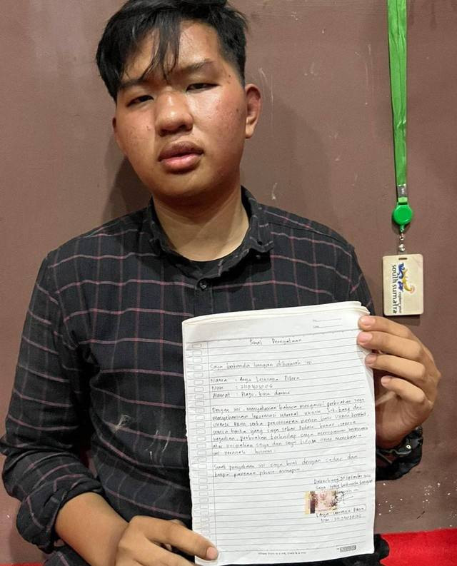 ALP saat memperlihatkan surat pernyataan (Foto : Istimewa)