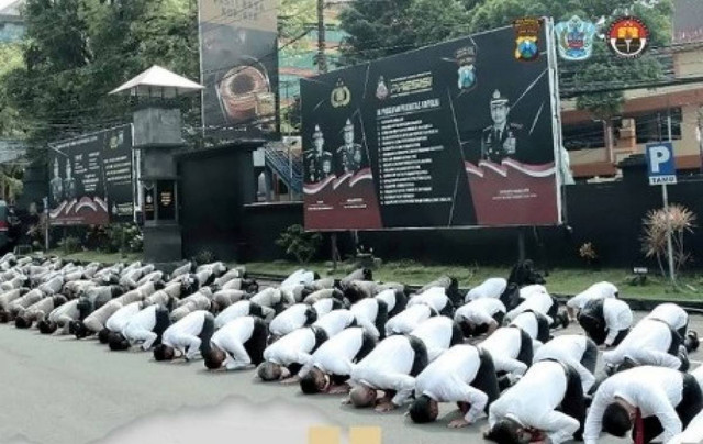Buher Pimpin Sujud Massal di Polresta Malang Kota: Maaf atas Tragedi Kanjuruhan
