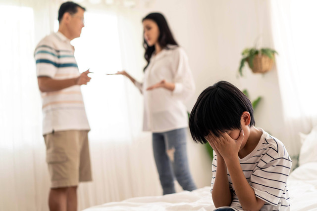 Ilustrasi anak dengan orang tua bercerai. Foto: Hananeko_Studio/Shutterstock