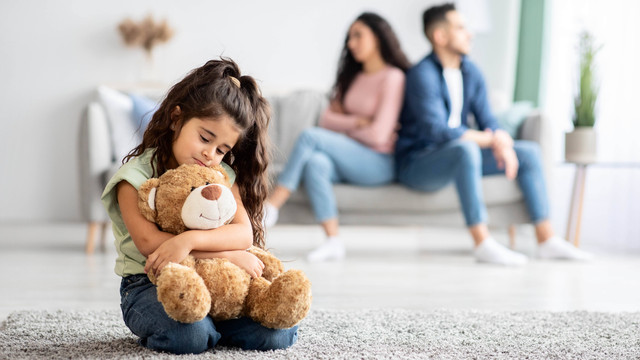 Ilustrasi anak dengan orang tua bercerai. Foto: Prostock-studio/Shutterstock