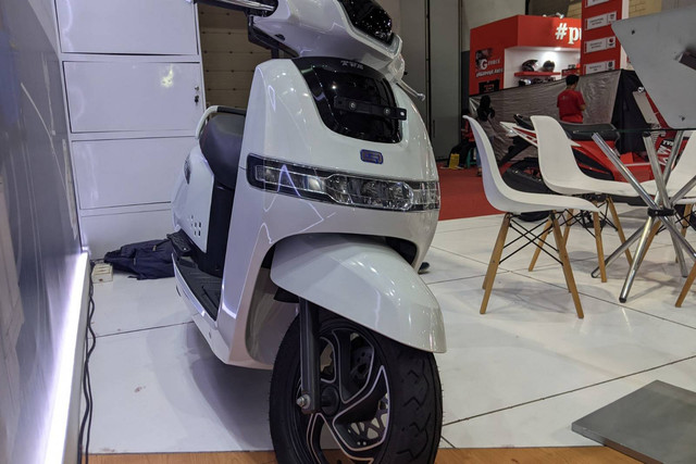 Sepeda motor listrik TVS iQube di Jakarta Fair 2022, Kemayoran. Foto: Sena Pratama/kumparan