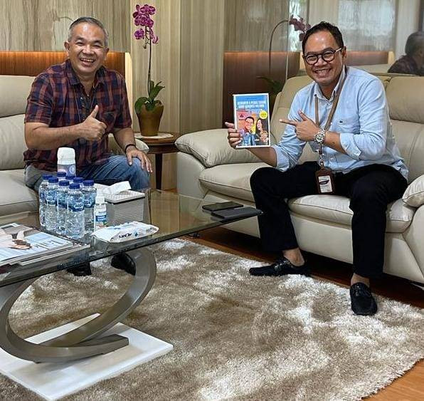 Dr Aqua Dwipayana memberikan buku "super best seller" karyanya kepada Direktur Teknologi Informasi, Konsumer, dan Jaringan Bank Jateng Wiweko “Dodit” Probojakti.