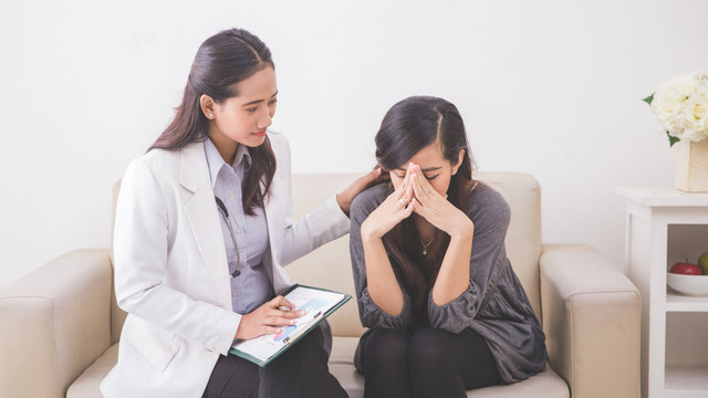 Ilustrasi mendukung orang tersayang yang mengidap gangguan mental. Foto: Odua Images/Shutterstock