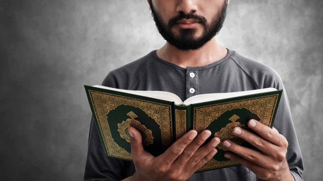 Ilustrasi Al-quran. Foto: FOTOKITA/Shutterstock.