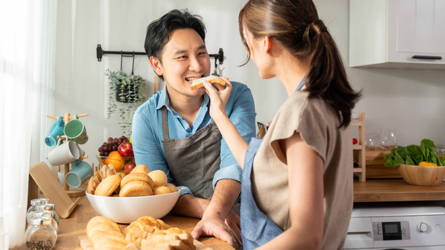 Ilustrasi pasangan menikah dan bahagia. Foto: Hananeko_Studio/Shutterstock