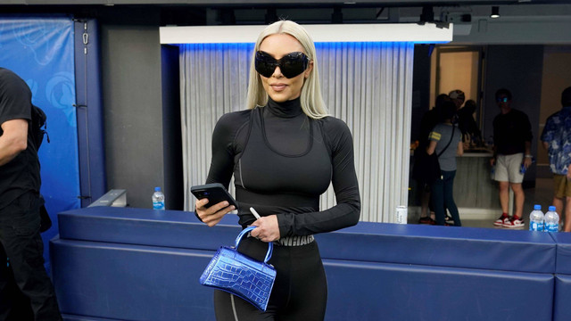 Kim Kardashian berdiri di dekat lapangan setelah Los Angeles Rams memainkan pertandingan sepak bola NFL melawan Dallas Cowboys, di Inglewood, California, Minggu, (9/10/2022). Foto: Marcio Jose Sanchez/AP Photo
