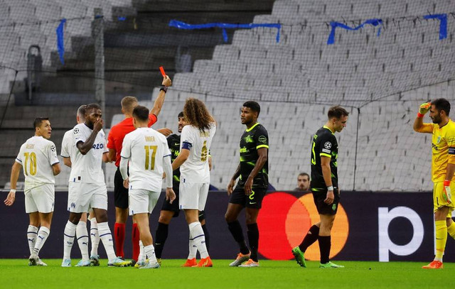Pemain Sporting CP Antonio Adan dikartu merah oleh wasit Davide Massa di Orange Velodrome, Marseille, Prancis. Foto: Eric Gaillard/Reuters