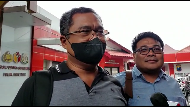  Abdul Haris (pakai masker) didampingi oleh tim kuasa hukumnya, Sumardhan, tiba di Ditreskrimum Polda Jatim, Selasa (11/10).