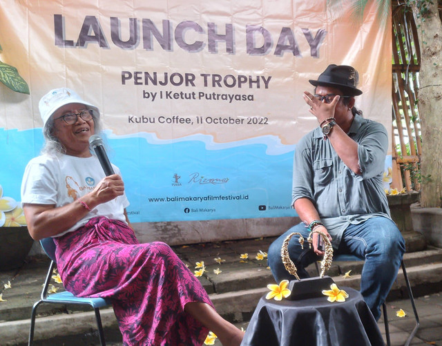 Ketua Panitia Festival Tommy F Awuy bersama seniman Ketut Putrayasa - WIB