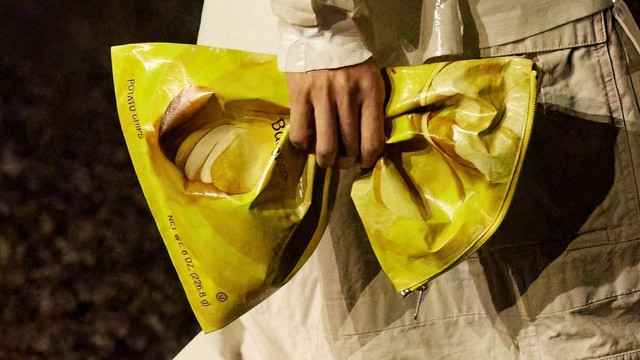Tas tangan desain bungkus camilan Lay's di Paris Fashion Week. Foto: Twitter/@LAYS